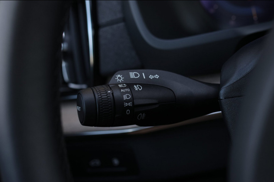 Volvo XC90 2.0 T8 Plug-in hybrid AWD Plus Dark *Pano*H/K*Head-Up*360 Camera*