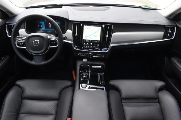 Volvo V90 T8 455PK Plug-in hybrid AWD Ultra Dark / Adaptive Cruise Control / Elektrisch panoramisch schuifdak / Head-up Display / Elektrische voorstoelen met geheugen / Trekhaak elektrisch uitklapbaar / Stuurverwarming / Stoelverwarming V+A / 360 Camera / Harman Kardon
