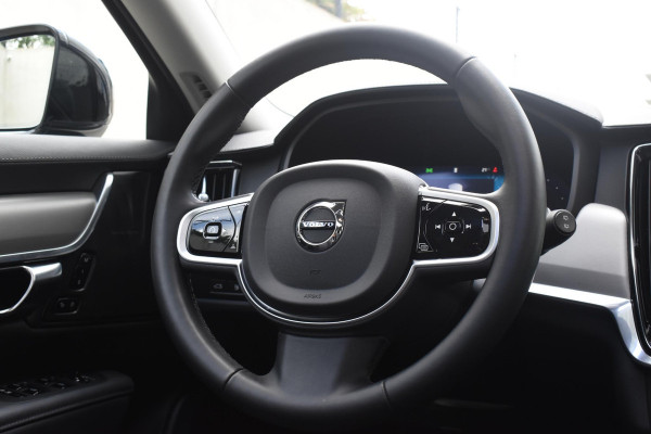 Volvo V90 T8 455PK Plug-in hybrid AWD Ultra Dark / Adaptive Cruise Control / Elektrisch panoramisch schuifdak / Head-up Display / Elektrische voorstoelen met geheugen / Trekhaak elektrisch uitklapbaar / Stuurverwarming / Stoelverwarming V+A / 360 Camera / Harman Kardon