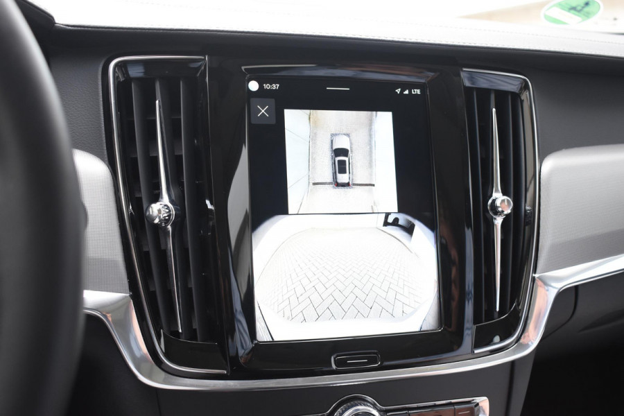 Volvo V90 T8 455PK Plug-in hybrid AWD Ultra Dark / Adaptive Cruise Control / Elektrisch panoramisch schuifdak / Head-up Display / Elektrische voorstoelen met geheugen / Trekhaak elektrisch uitklapbaar / Stuurverwarming / Stoelverwarming V+A / 360 Camera / Harman Kardon