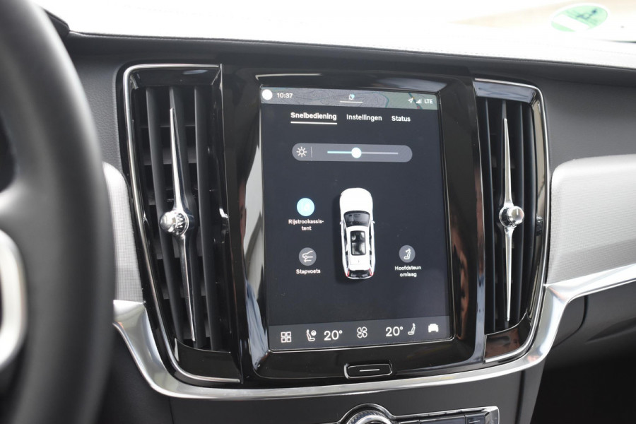 Volvo V90 T8 455PK Plug-in hybrid AWD Ultra Dark / Adaptive Cruise Control / Elektrisch panoramisch schuifdak / Head-up Display / Elektrische voorstoelen met geheugen / Trekhaak elektrisch uitklapbaar / Stuurverwarming / Stoelverwarming V+A / 360 Camera / Harman Kardon