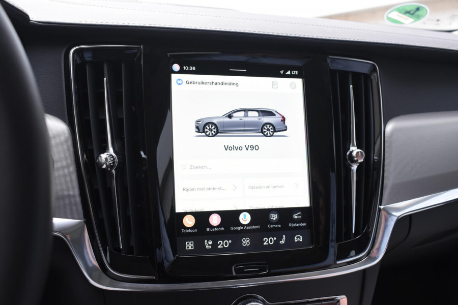 Volvo V90 T8 455PK Plug-in hybrid AWD Ultra Dark / Adaptive Cruise Control / Elektrisch panoramisch schuifdak / Head-up Display / Elektrische voorstoelen met geheugen / Trekhaak elektrisch uitklapbaar / Stuurverwarming / Stoelverwarming V+A / 360 Camera / Harman Kardon