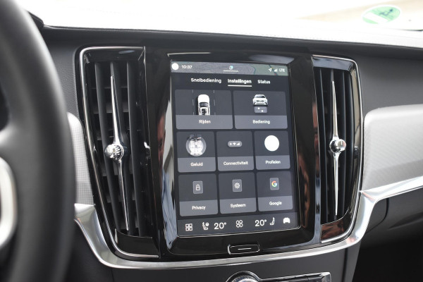 Volvo V90 T8 455PK Plug-in hybrid AWD Ultra Dark / Adaptive Cruise Control / Elektrisch panoramisch schuifdak / Head-up Display / Elektrische voorstoelen met geheugen / Trekhaak elektrisch uitklapbaar / Stuurverwarming / Stoelverwarming V+A / 360 Camera / Harman Kardon