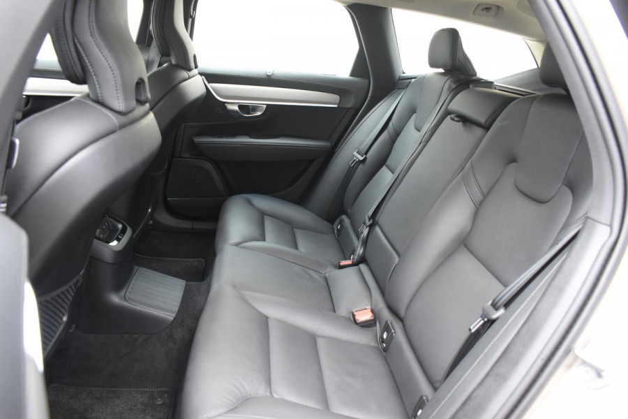 Volvo V90 T8 455PK Plug-in hybrid AWD Ultra Dark / Adaptive Cruise Control / Elektrisch panoramisch schuifdak / Head-up Display / Elektrische voorstoelen met geheugen / Trekhaak elektrisch uitklapbaar / Stuurverwarming / Stoelverwarming V+A / 360 Camera / Harman Kardon