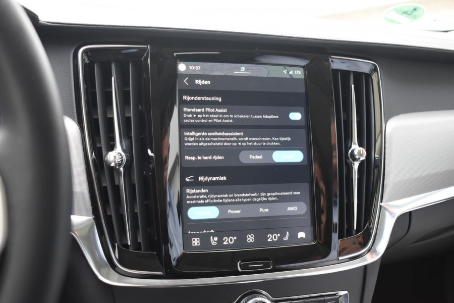 Volvo V90 T8 455PK Plug-in hybrid AWD Ultra Dark / Adaptive Cruise Control / Elektrisch panoramisch schuifdak / Head-up Display / Elektrische voorstoelen met geheugen / Trekhaak elektrisch uitklapbaar / Stuurverwarming / Stoelverwarming V+A / 360 Camera / Harman Kardon