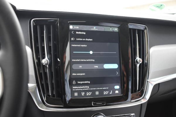 Volvo V90 T8 455PK Plug-in hybrid AWD Ultra Dark / Adaptive Cruise Control / Elektrisch panoramisch schuifdak / Head-up Display / Elektrische voorstoelen met geheugen / Trekhaak elektrisch uitklapbaar / Stuurverwarming / Stoelverwarming V+A / 360 Camera / Harman Kardon