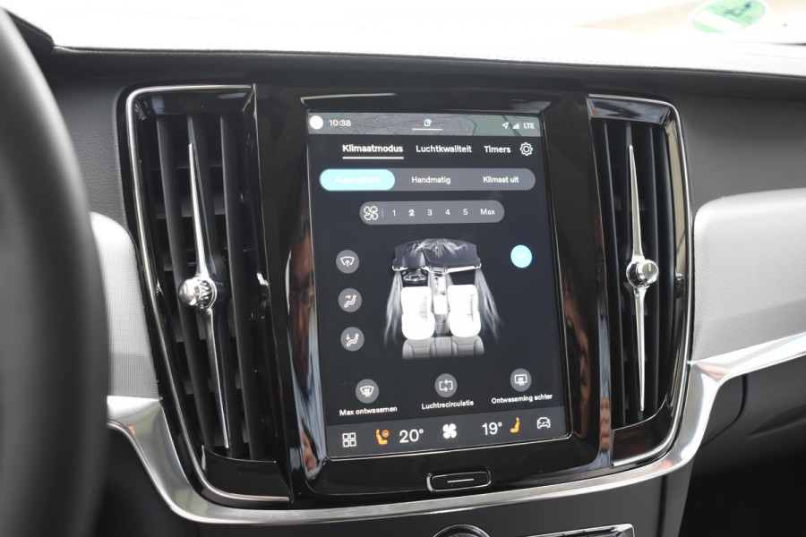 Volvo V90 T8 455PK Plug-in hybrid AWD Ultra Dark / Adaptive Cruise Control / Elektrisch panoramisch schuifdak / Head-up Display / Elektrische voorstoelen met geheugen / Trekhaak elektrisch uitklapbaar / Stuurverwarming / Stoelverwarming V+A / 360 Camera / Harman Kardon