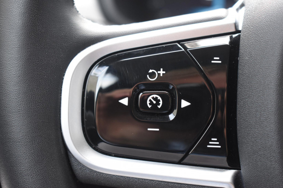 Volvo V90 T8 455PK Plug-in hybrid AWD Ultra Dark / Adaptive Cruise Control / Elektrisch panoramisch schuifdak / Head-up Display / Elektrische voorstoelen met geheugen / Trekhaak elektrisch uitklapbaar / Stuurverwarming / Stoelverwarming V+A / 360 Camera / Harman Kardon