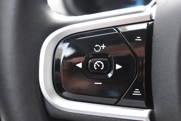 Volvo V90 T8 455PK Plug-in hybrid AWD Ultra Dark / Adaptive Cruise Control / Elektrisch panoramisch schuifdak / Head-up Display / Elektrische voorstoelen met geheugen / Trekhaak elektrisch uitklapbaar / Stuurverwarming / Stoelverwarming V+A / 360 Camera / Harman Kardon