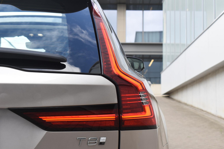 Volvo V90 T8 455PK Plug-in hybrid AWD Ultra Dark / Adaptive Cruise Control / Elektrisch panoramisch schuifdak / Head-up Display / Elektrische voorstoelen met geheugen / Trekhaak elektrisch uitklapbaar / Stuurverwarming / Stoelverwarming V+A / 360 Camera / Harman Kardon