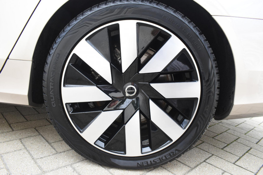 Volvo V90 T8 455PK Plug-in hybrid AWD Ultra Dark / Adaptive Cruise Control / Elektrisch panoramisch schuifdak / Head-up Display / Elektrische voorstoelen met geheugen / Trekhaak elektrisch uitklapbaar / Stuurverwarming / Stoelverwarming V+A / 360 Camera / Harman Kardon