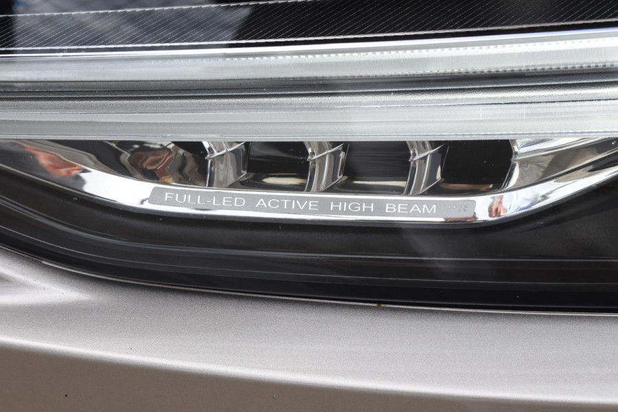 Volvo V90 T8 455PK Plug-in hybrid AWD Ultra Dark / Adaptive Cruise Control / Elektrisch panoramisch schuifdak / Head-up Display / Elektrische voorstoelen met geheugen / Trekhaak elektrisch uitklapbaar / Stuurverwarming / Stoelverwarming V+A / 360 Camera / Harman Kardon
