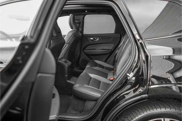 Volvo XC60 2.0 T6 Plug-in hybrid AWD Plus Dark Pano Trekhaak ACC