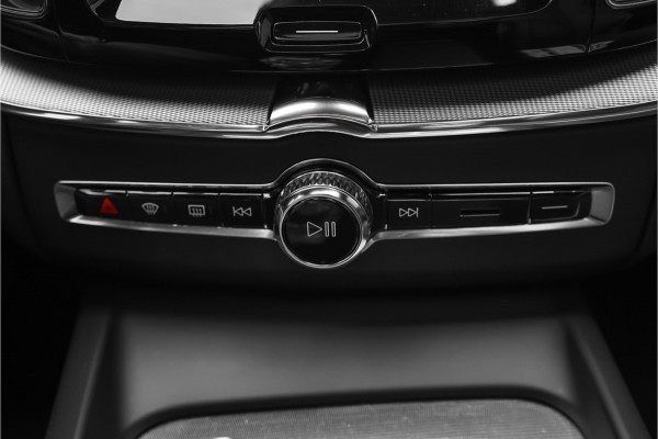 Volvo XC60 2.0 T6 Plug-in hybrid AWD Plus Dark Pano Trekhaak ACC