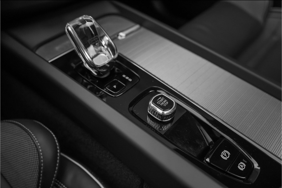 Volvo XC60 2.0 T6 Plug-in hybrid AWD Plus Dark Pano Trekhaak ACC