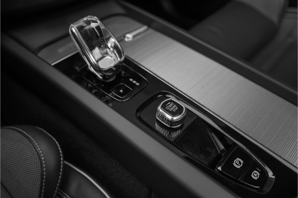 Volvo XC60 2.0 T6 Plug-in hybrid AWD Plus Dark Pano Trekhaak ACC