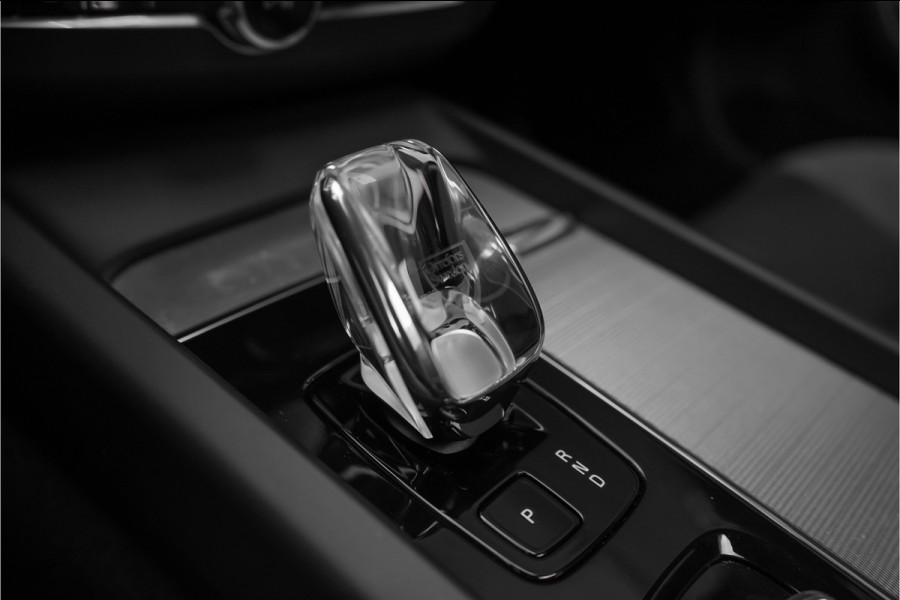 Volvo XC60 2.0 T6 Plug-in hybrid AWD Plus Dark Pano Trekhaak ACC