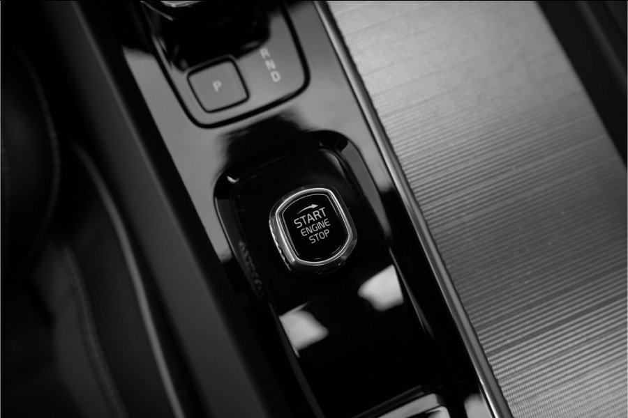 Volvo XC60 2.0 T6 Plug-in hybrid AWD Plus Dark Pano Trekhaak ACC