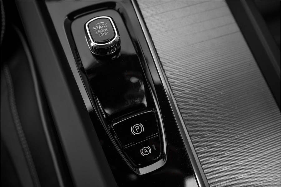 Volvo XC60 2.0 T6 Plug-in hybrid AWD Plus Dark Pano Trekhaak ACC
