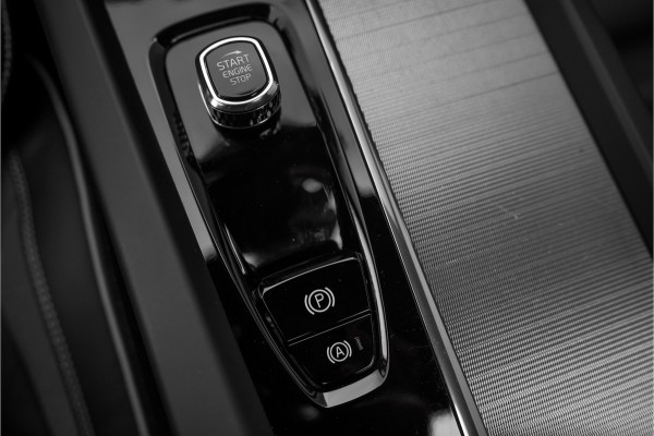 Volvo XC60 2.0 T6 Plug-in hybrid AWD Plus Dark Pano Trekhaak ACC