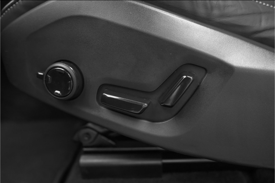 Volvo XC60 2.0 T6 Plug-in hybrid AWD Plus Dark Pano Trekhaak ACC