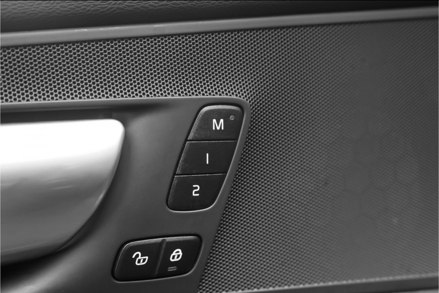 Volvo XC60 2.0 T6 Plug-in hybrid AWD Plus Dark Pano Trekhaak ACC