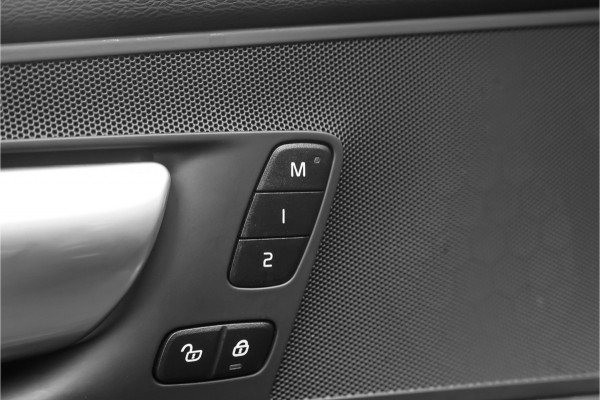 Volvo XC60 2.0 T6 Plug-in hybrid AWD Plus Dark Pano Trekhaak ACC