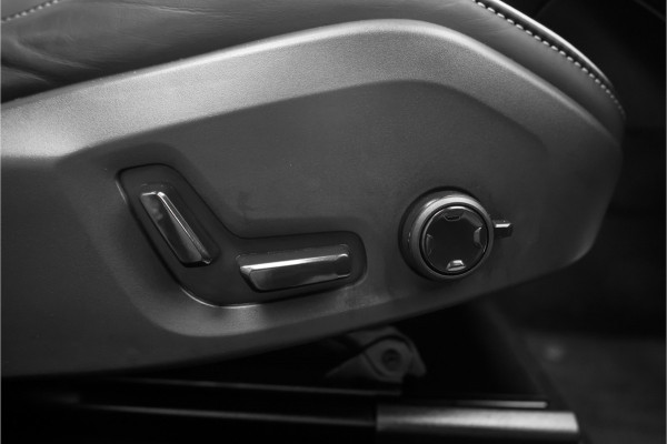 Volvo XC60 2.0 T6 Plug-in hybrid AWD Plus Dark Pano Trekhaak ACC