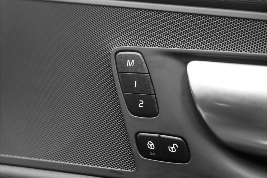 Volvo XC60 2.0 T6 Plug-in hybrid AWD Plus Dark Pano Trekhaak ACC
