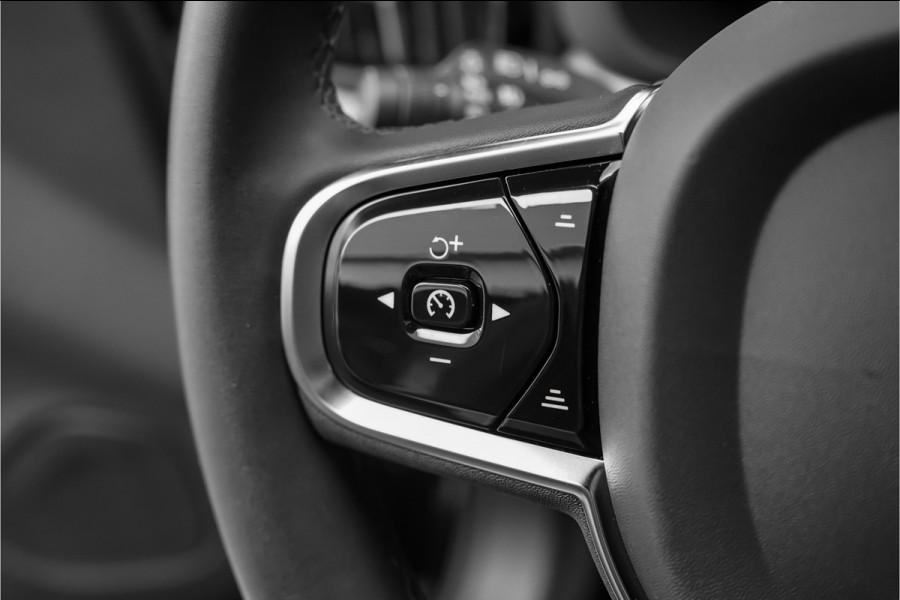 Volvo XC60 2.0 T6 Plug-in hybrid AWD Plus Dark Pano Trekhaak ACC