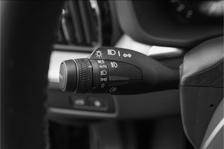 Volvo XC60 2.0 T6 Plug-in hybrid AWD Plus Dark Pano Trekhaak ACC