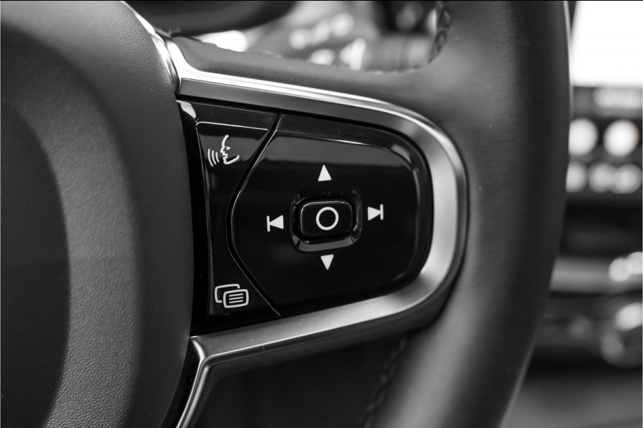 Volvo XC60 2.0 T6 Plug-in hybrid AWD Plus Dark Pano Trekhaak ACC