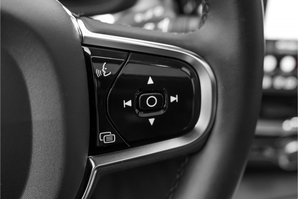 Volvo XC60 2.0 T6 Plug-in hybrid AWD Plus Dark Pano Trekhaak ACC