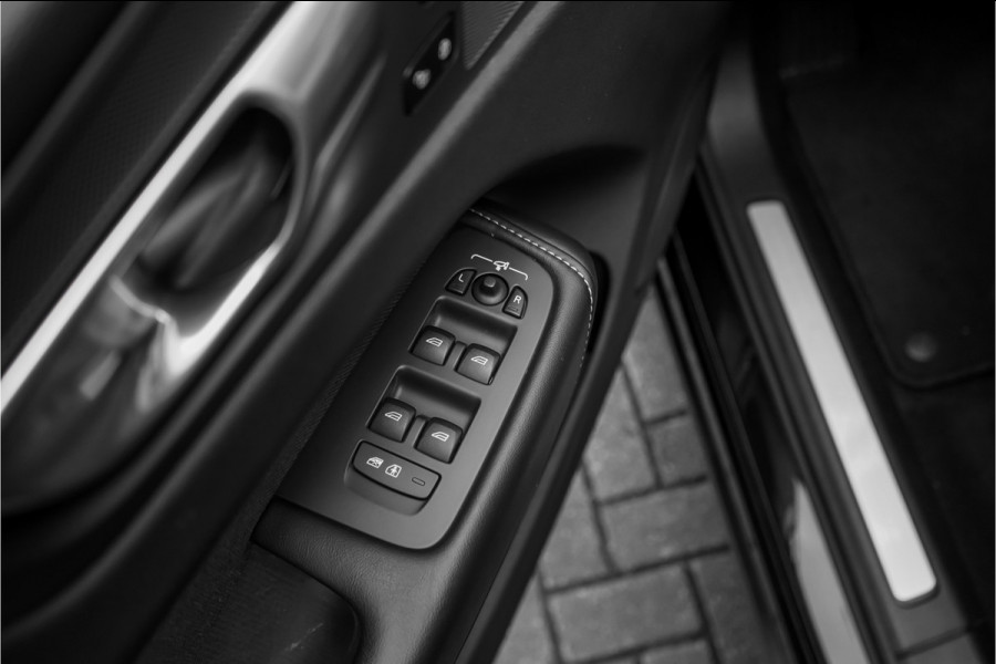 Volvo XC60 2.0 T6 Plug-in hybrid AWD Plus Dark Pano Trekhaak ACC