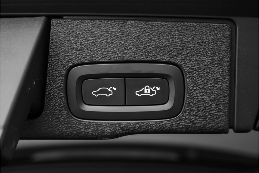 Volvo XC60 2.0 T6 Plug-in hybrid AWD Plus Dark Pano Trekhaak ACC