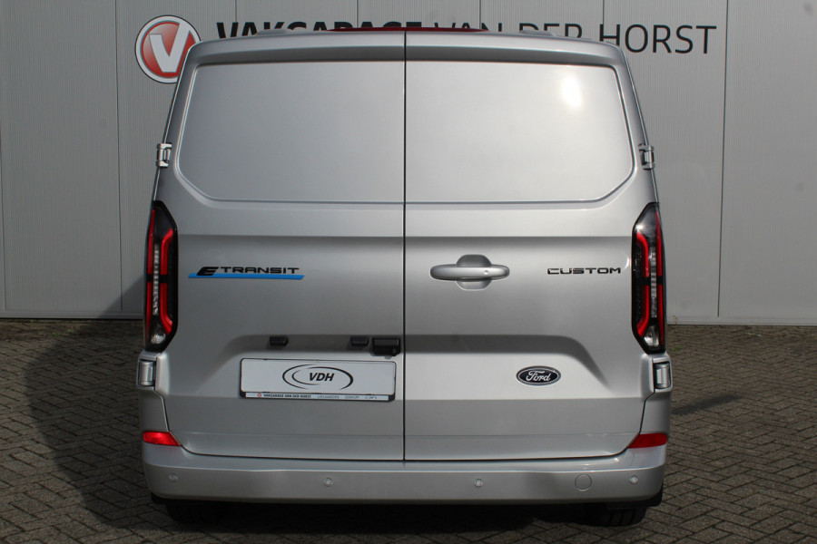 Ford E-Transit Custom 340 L2H1 Limited 71 kWh. Vol elektrisch ! De nieuwe E-Transit Custom is klaar voor de toekomst ! Airco, navigatie, telefoonvoorb., 17" LM wln (meerprijs), 3-zits, camera, parkeersensoren, LED verl., stoel-, stuur-, spiegel- en voorraamverwarming etc.