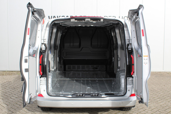 Ford E-Transit Custom 340 L2H1 Limited 71 kWh. Vol elektrisch ! De nieuwe E-Transit Custom is klaar voor de toekomst ! Airco, navigatie, telefoonvoorb., 17" LM wln (meerprijs), 3-zits, camera, parkeersensoren, LED verl., stoel-, stuur-, spiegel- en voorraamverwarming etc.