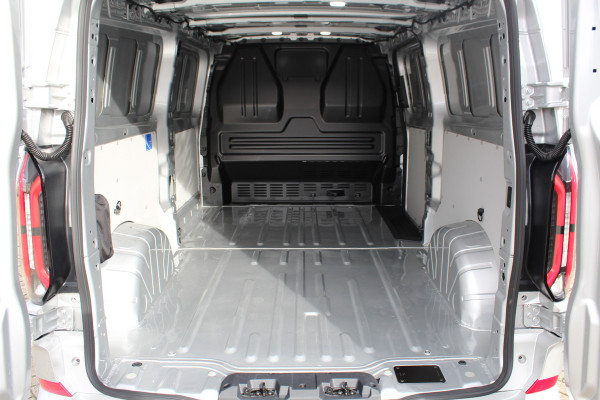 Ford E-Transit Custom 340 L2H1 Limited 71 kWh. Vol elektrisch ! De nieuwe E-Transit Custom is klaar voor de toekomst ! Airco, navigatie, telefoonvoorb., 17" LM wln (meerprijs), 3-zits, camera, parkeersensoren, LED verl., stoel-, stuur-, spiegel- en voorraamverwarming etc.