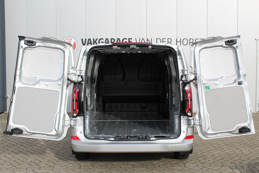 Ford E-Transit Custom 340 L2H1 Limited 71 kWh. Vol elektrisch ! De nieuwe E-Transit Custom is klaar voor de toekomst ! Airco, navigatie, telefoonvoorb., 17" LM wln (meerprijs), 3-zits, camera, parkeersensoren, LED verl., stoel-, stuur-, spiegel- en voorraamverwarming etc.