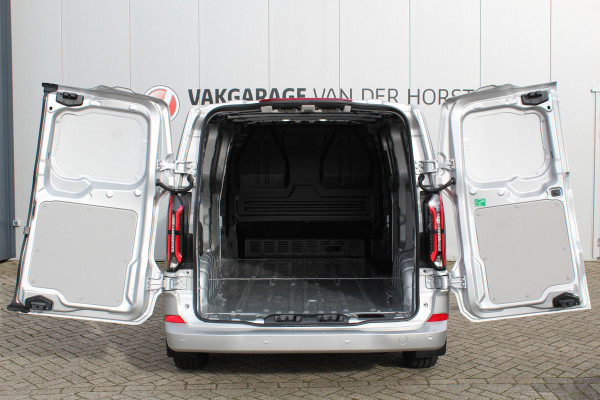 Ford E-Transit Custom 340 L2H1 Limited 71 kWh. Vol elektrisch ! De nieuwe E-Transit Custom is klaar voor de toekomst ! Airco, navigatie, telefoonvoorb., 17" LM wln (meerprijs), 3-zits, camera, parkeersensoren, LED verl., stoel-, stuur-, spiegel- en voorraamverwarming etc.