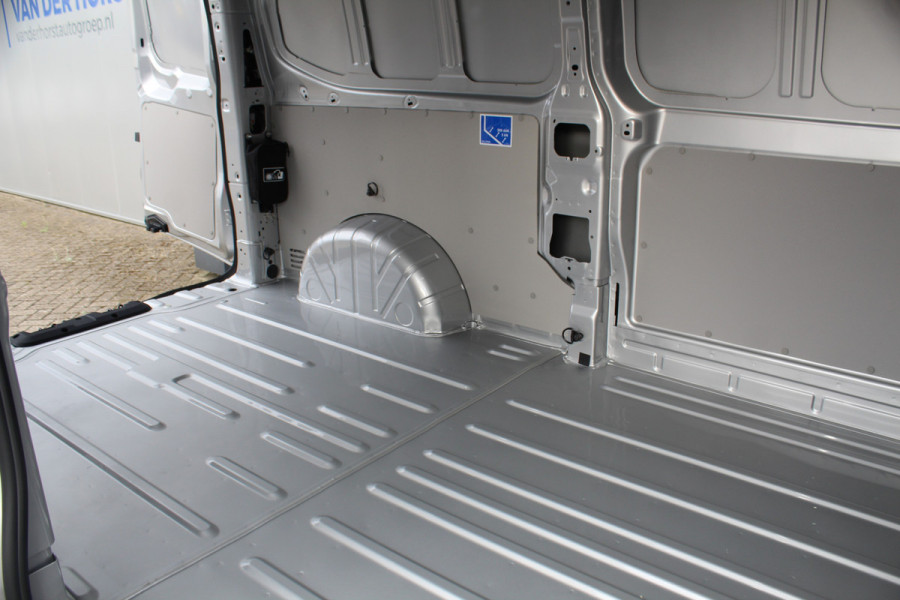 Ford E-Transit Custom 340 L2H1 Limited 71 kWh. Vol elektrisch ! De nieuwe E-Transit Custom is klaar voor de toekomst ! Airco, navigatie, telefoonvoorb., 17" LM wln (meerprijs), 3-zits, camera, parkeersensoren, LED verl., stoel-, stuur-, spiegel- en voorraamverwarming etc.