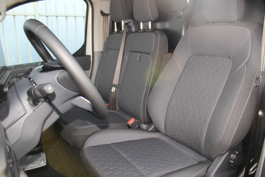 Ford E-Transit Custom 340 L2H1 Limited 71 kWh. Vol elektrisch ! De nieuwe E-Transit Custom is klaar voor de toekomst ! Airco, navigatie, telefoonvoorb., 17" LM wln (meerprijs), 3-zits, camera, parkeersensoren, LED verl., stoel-, stuur-, spiegel- en voorraamverwarming etc.
