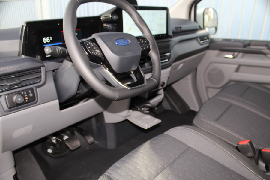 Ford E-Transit Custom 340 L2H1 Limited 71 kWh. Vol elektrisch ! De nieuwe E-Transit Custom is klaar voor de toekomst ! Airco, navigatie, telefoonvoorb., 17" LM wln (meerprijs), 3-zits, camera, parkeersensoren, LED verl., stoel-, stuur-, spiegel- en voorraamverwarming etc.