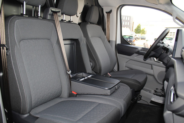 Ford E-Transit Custom 340 L2H1 Limited 71 kWh. Vol elektrisch ! De nieuwe E-Transit Custom is klaar voor de toekomst ! Airco, navigatie, telefoonvoorb., 17" LM wln (meerprijs), 3-zits, camera, parkeersensoren, LED verl., stoel-, stuur-, spiegel- en voorraamverwarming etc.