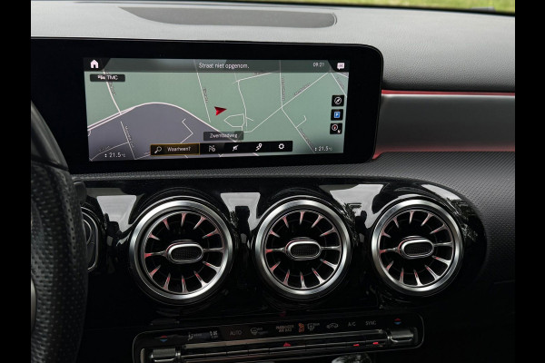 Mercedes-Benz A-Klasse 200 Business Solution AMG, panoramadak, 19 inch, sfeerverlichting,achteruitrijcamera, vele opties