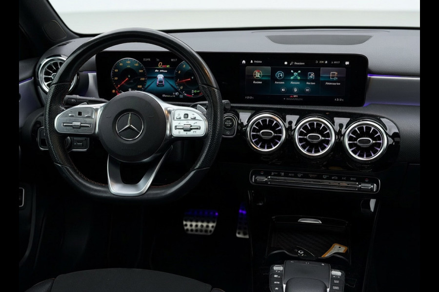 Mercedes-Benz A-Klasse 200 Business Solution AMG, panoramadak, 19 inch, sfeerverlichting,achteruitrijcamera, vele opties