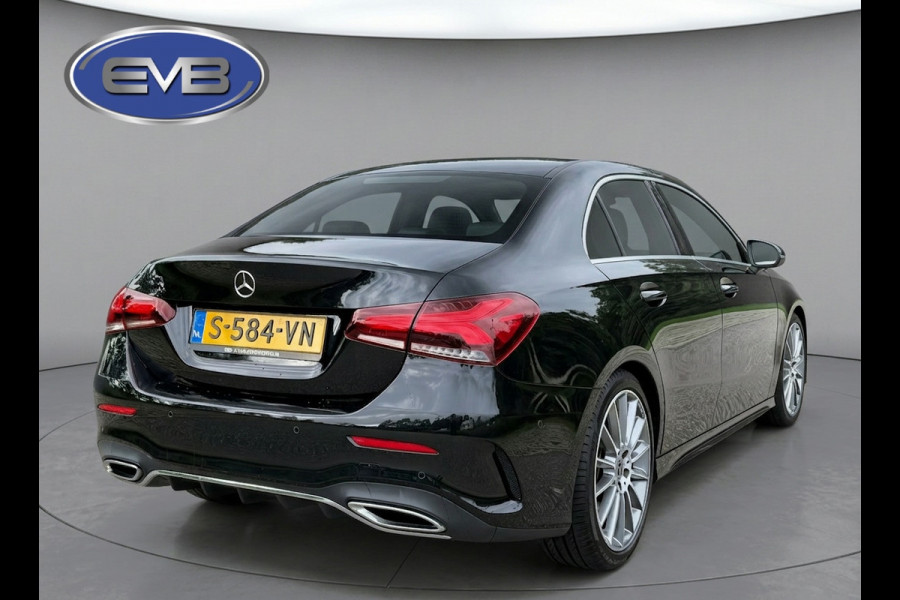 Mercedes-Benz A-Klasse 200 Business Solution AMG, panoramadak, 19 inch, sfeerverlichting,achteruitrijcamera, vele opties
