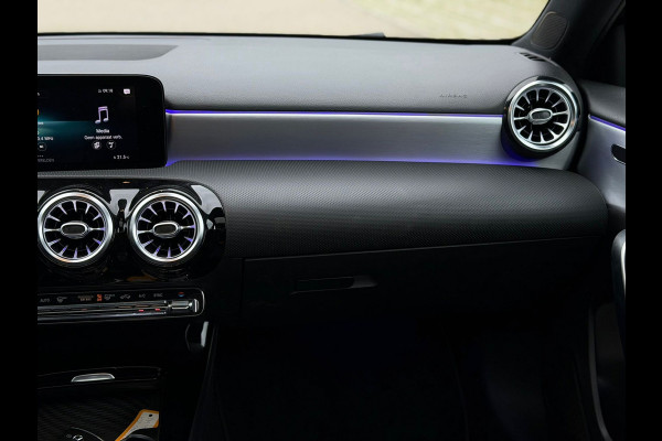 Mercedes-Benz A-Klasse 200 Business Solution AMG, panoramadak, 19 inch, sfeerverlichting,achteruitrijcamera, vele opties