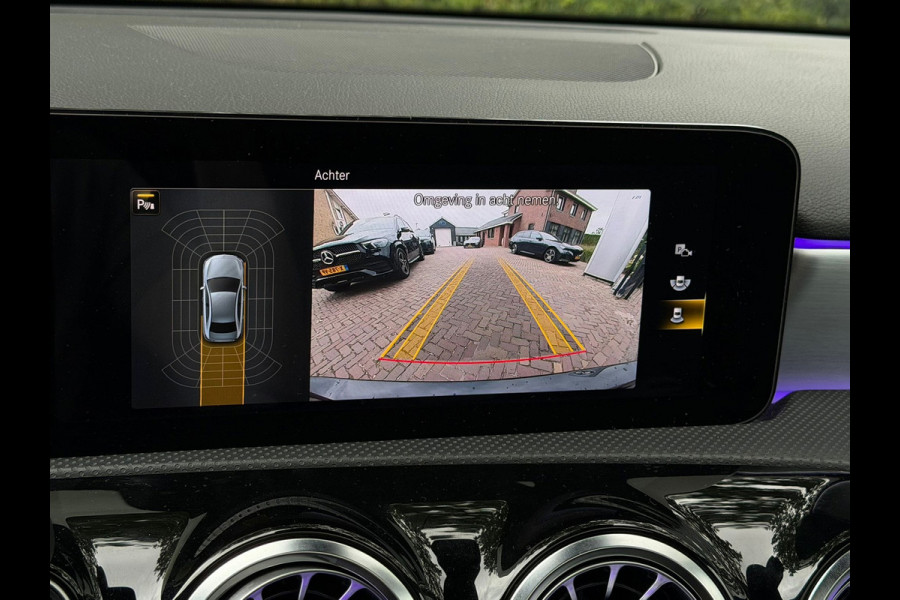 Mercedes-Benz A-Klasse 200 Business Solution AMG, panoramadak, 19 inch, sfeerverlichting,achteruitrijcamera, vele opties