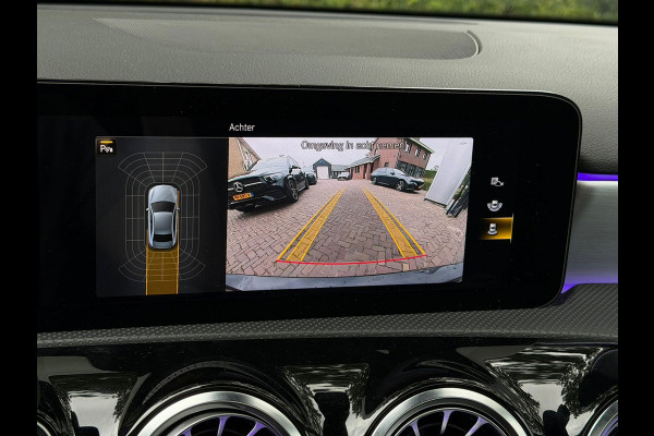 Mercedes-Benz A-Klasse 200 Business Solution AMG, panoramadak, 19 inch, sfeerverlichting,achteruitrijcamera, vele opties